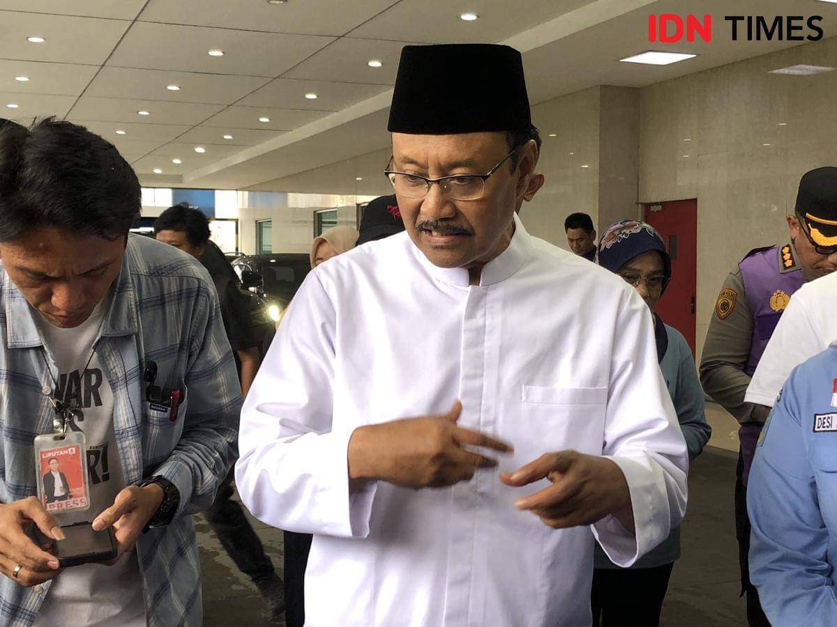 Menteri Sosial (Mensos) Saifullah Yusuf saat menjenguk korban ledakan di RS YARSI, Cempaka Putih, pada Sabtu (8/11/2025). (Dok. IDN Times/Regina Sofya)