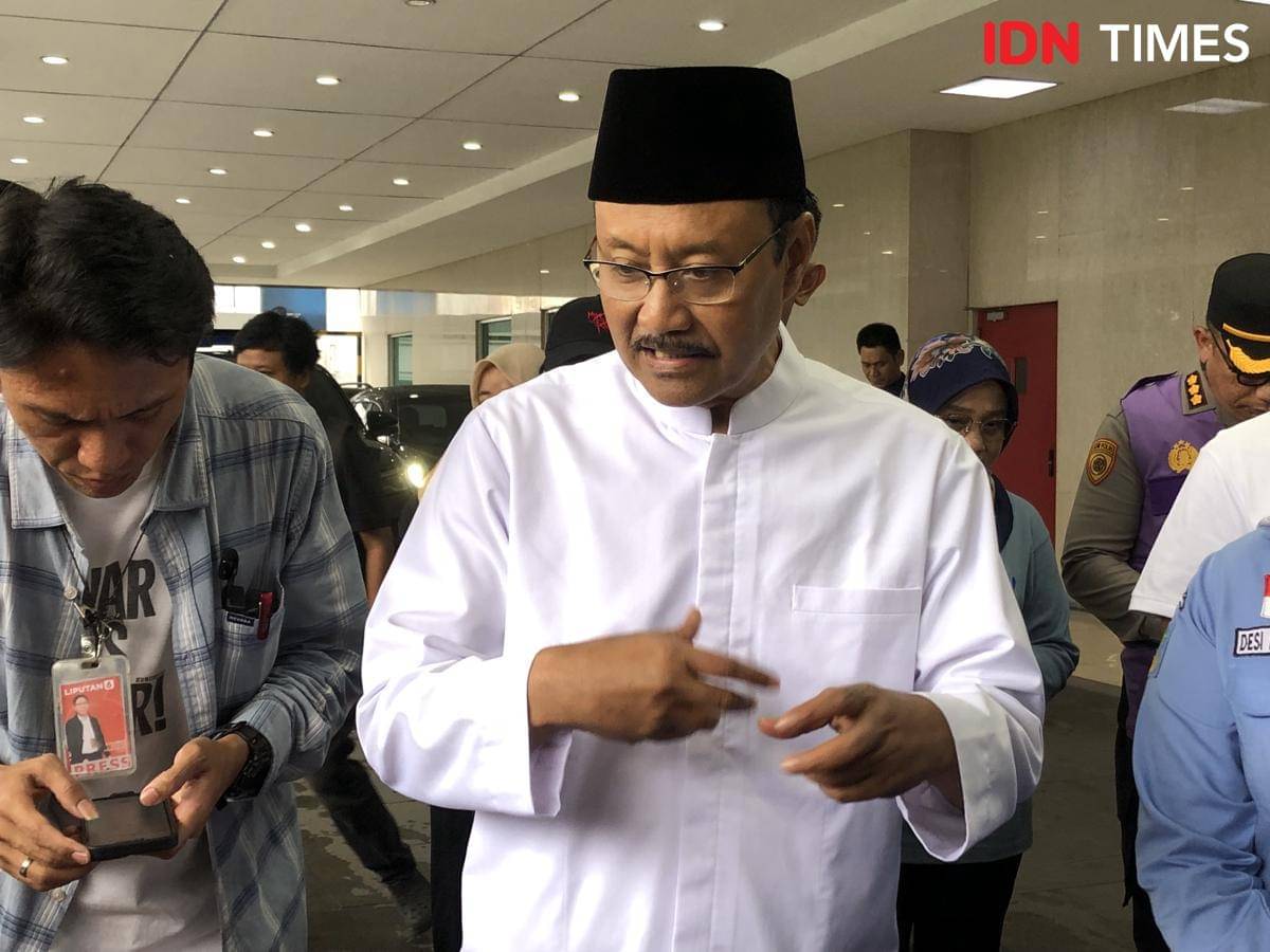 Menteri Sosial (Mensos) Saifullah Yusuf saat menjenguk korban ledakan SMAN 72 Jakarta di RS YARSI, Cempaka Putih, pada Sabtu (8/11/2025). (Dok. IDN Times/Regina Sofya)