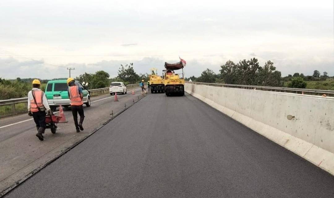 Perbaikan jalan di ruas Tol Kayuagung. (Dok. Waskita Karya)