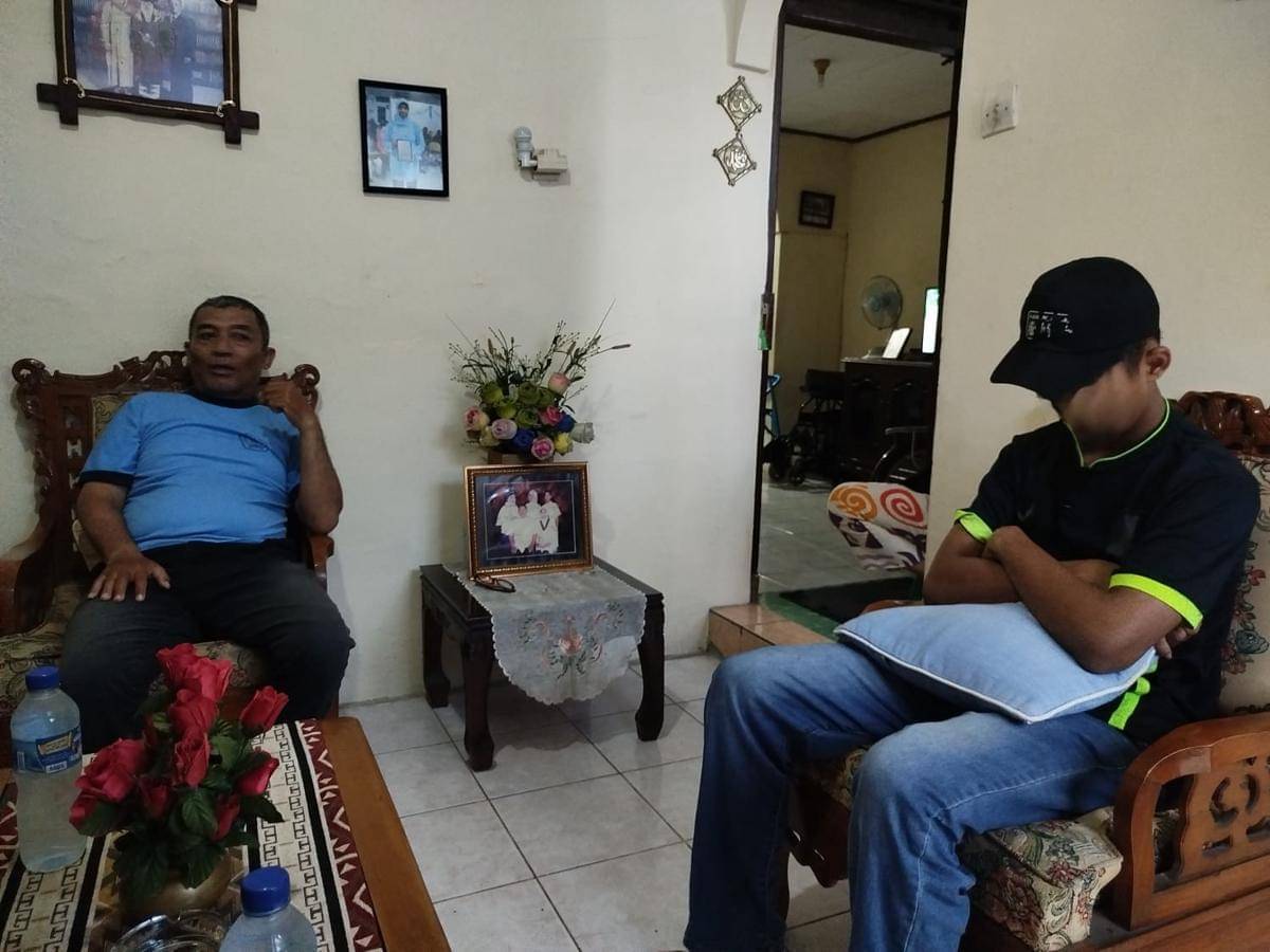 RH, korban ledakan SMAN 72 Jakarta saat ditemui IDN Times di kediamannya, Kelapa Gading, Jakarta Utara, Sabtu (8/11/2025). 