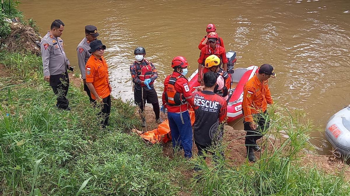 Satu dari dua bocah yang hilang di Kali Cikeas Bekasi ditemukan meninggal dunia. (Dokumen SAR Bekasi)