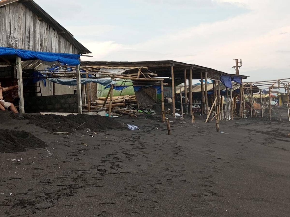 Gelombang pasang terjang rumah makan seafood di Pantai Depok Bantul.