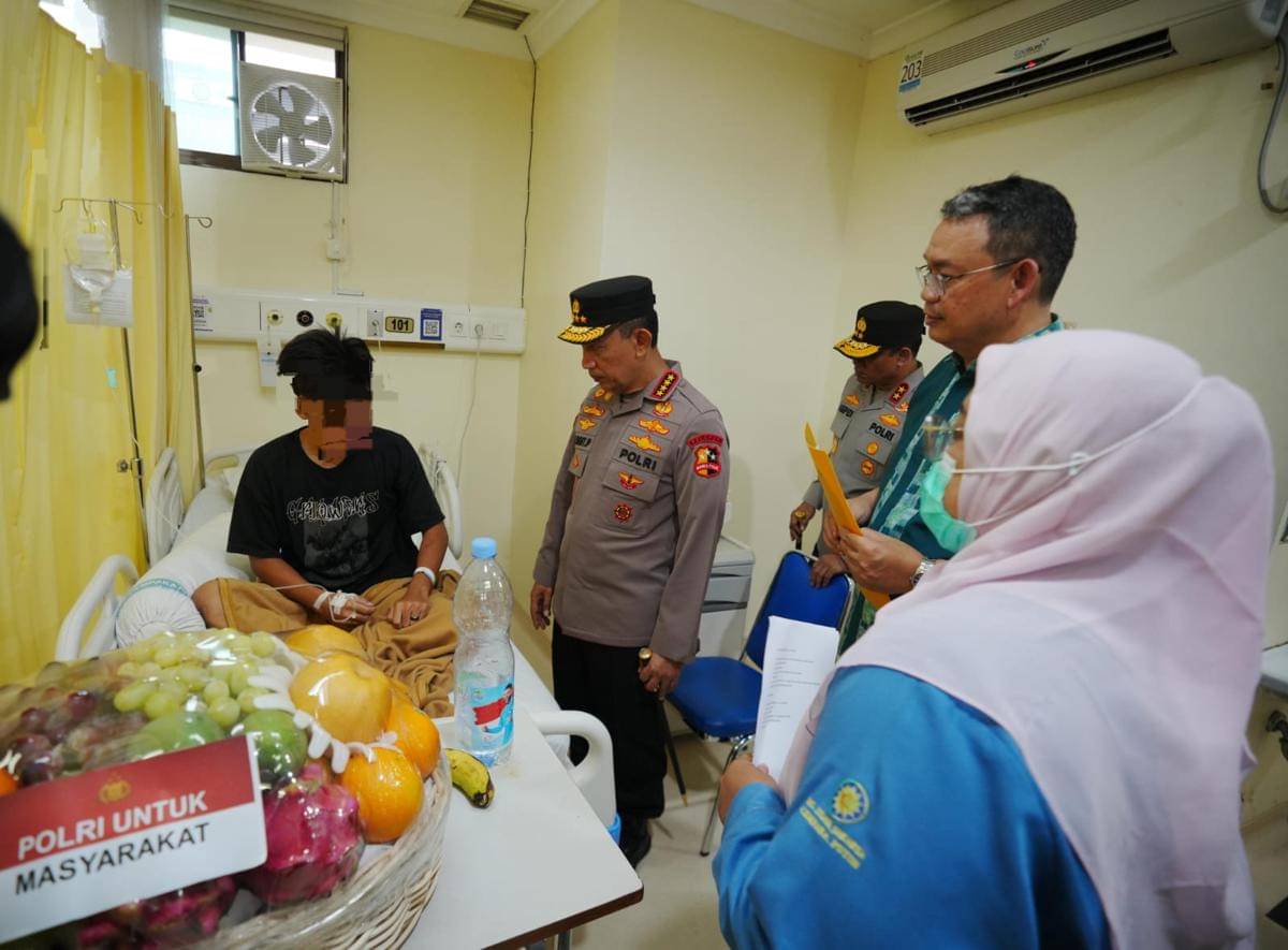 Kapolri Jenderal Listyo Sigit Prabowo saat menyambangi korban ledakan di SMAN 72 Jakarta Utara yang dirawat di Rumah Sakit Islam Cempaka Putih, Sabtu (8/11/2025)