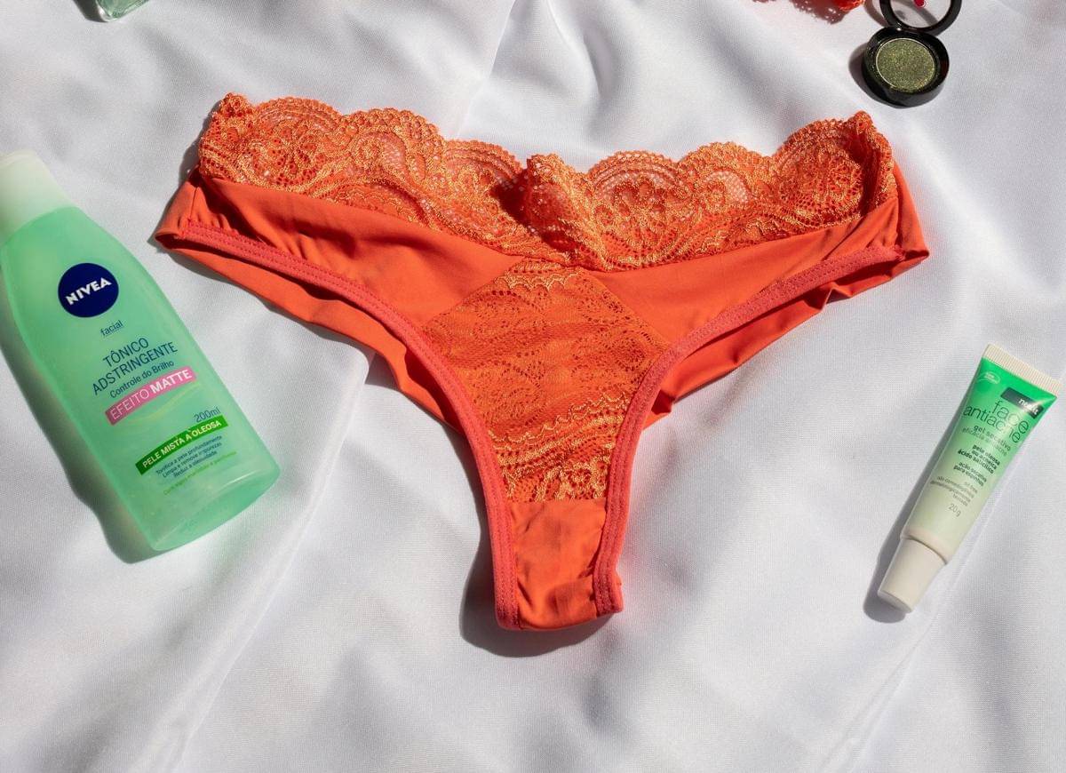 Celana dalam thong.