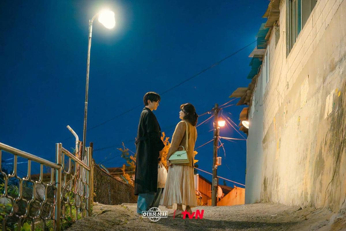 Cuplikan drama Typhoon Family 