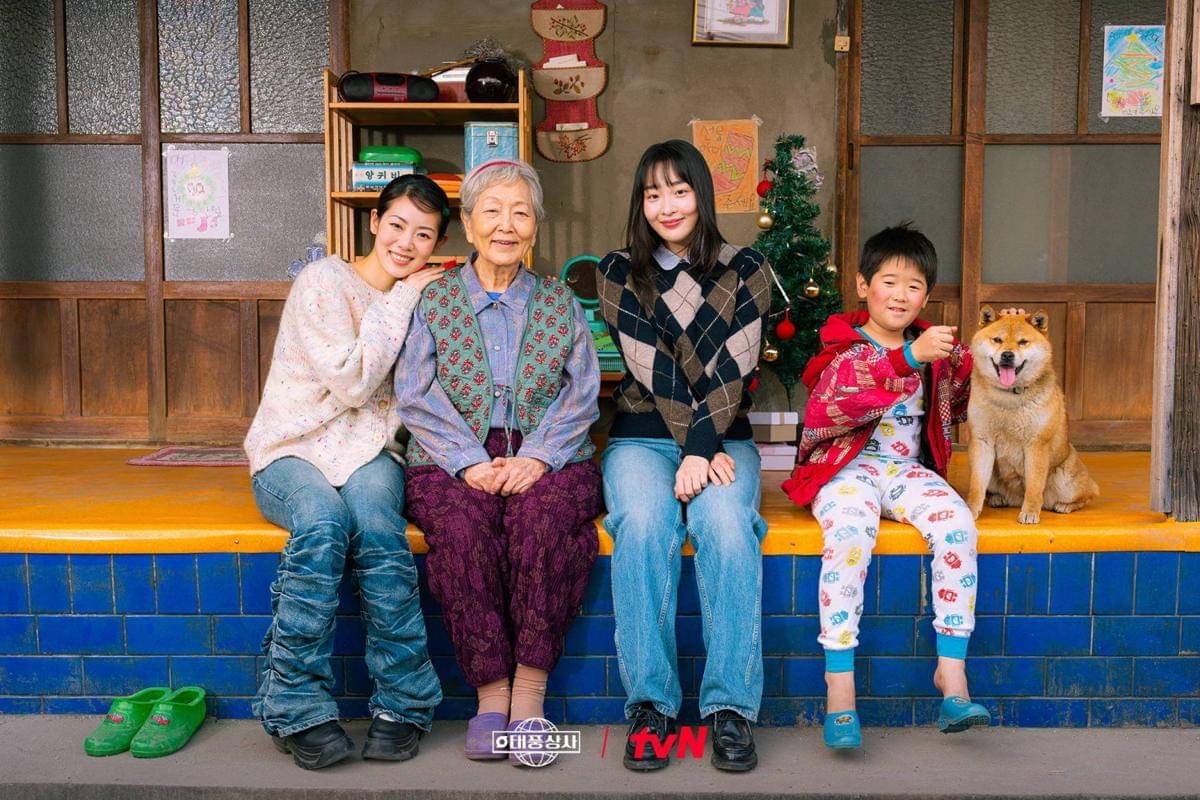 Cuplikan drama Typhoon Family