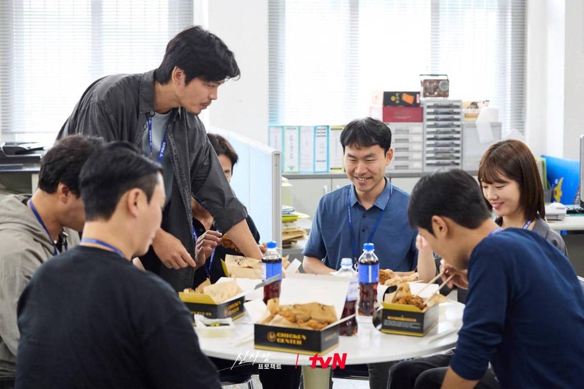 Cuplikan drama Typhoon Family 