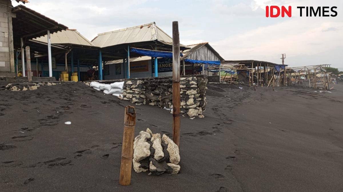 Gelombang pasang terjang rumah makan seafood di Pantai Depok Bantul.