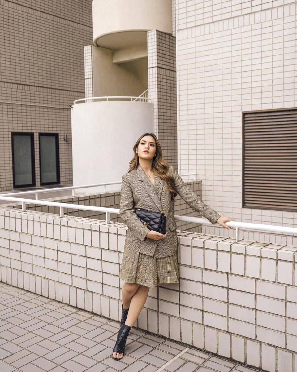 inspirasi outfit earth tone ala Raisa Andriana