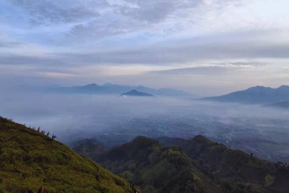 pemandangan dari puncak Gunung Pangradinan