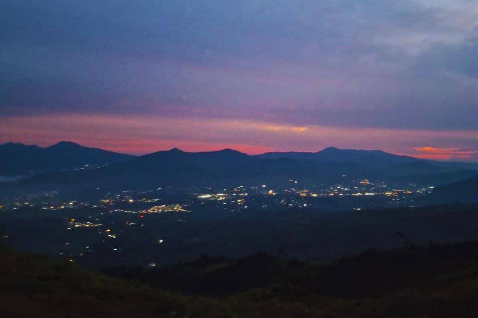 pemandangan citylight dari Gunung Pangradinan