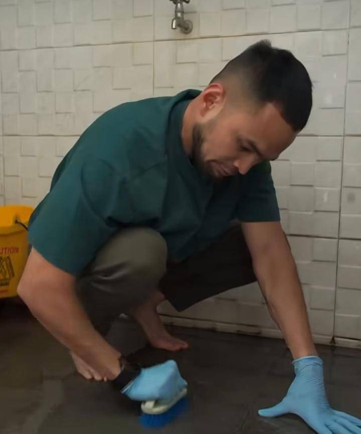 Teuku Wisnu bersihkan masjid bareng Cecep 'Cleaner Masjid'