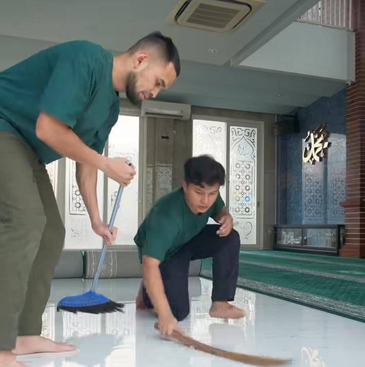 Teuku Wisnu bersihkan masjid bareng Cecep 'Cleaner Masjid'