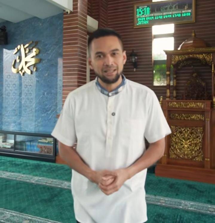 Teuku Wisnu bersihkan masjid bareng Cecep 'Cleaner Masjid'