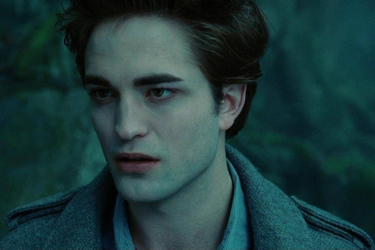 cuplikan adegan Edward Cullen yang diperankan Robert Pattinson dalam film Twilight 