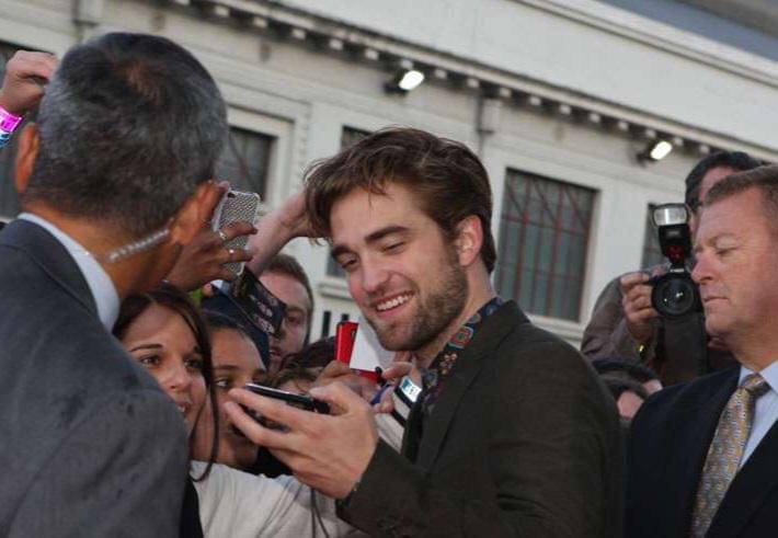 Robert Pattinson menyapa penggemar saat promosikan The Twilight Saga: Breaking Dawn