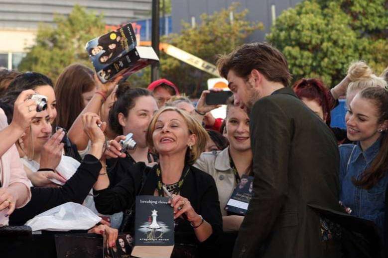 Robert Pattinson menyapa penggemar saat promosikan The Twilight Saga: Breaking Dawn