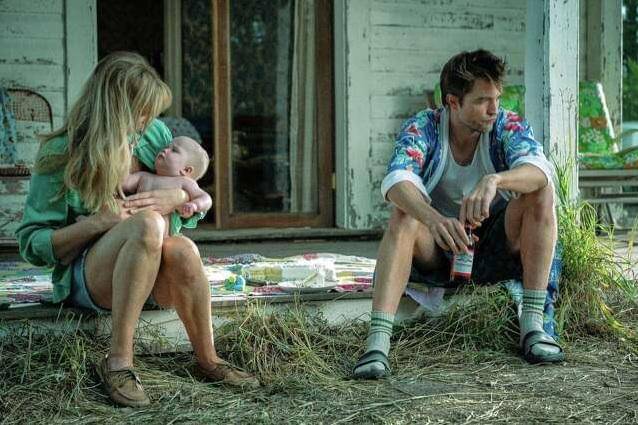 cuplikan adegan yang diperankan Jennifer Lawrence dan Robert Pattinson dalam film Die, My Love