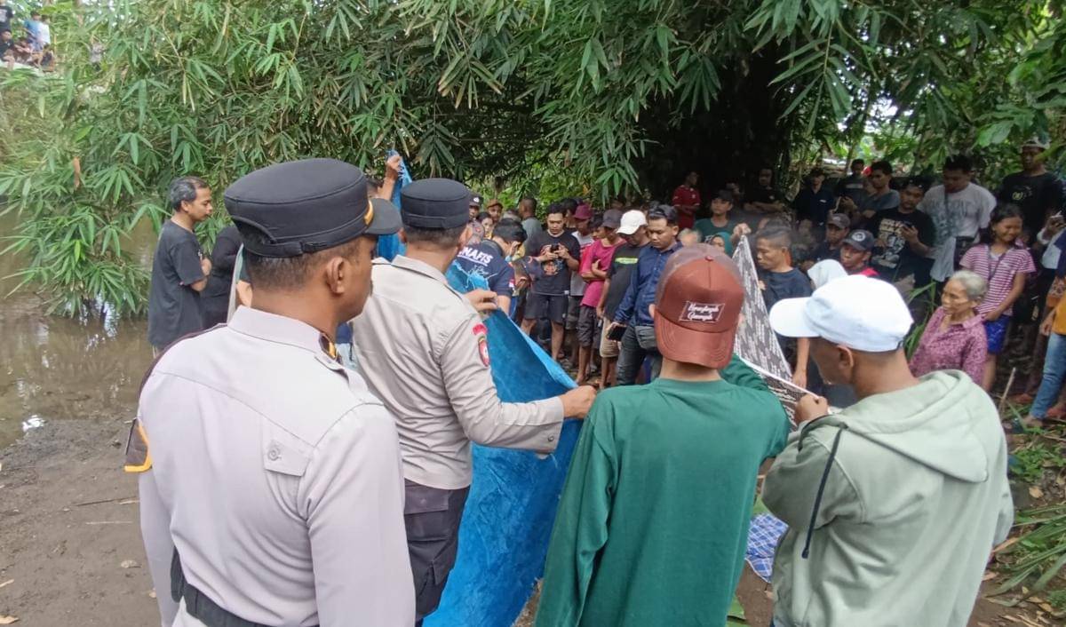 Evakuasi jenazah di Sungai Celeng, Imogiri, Bantul. (Dok. Polres Bantul)