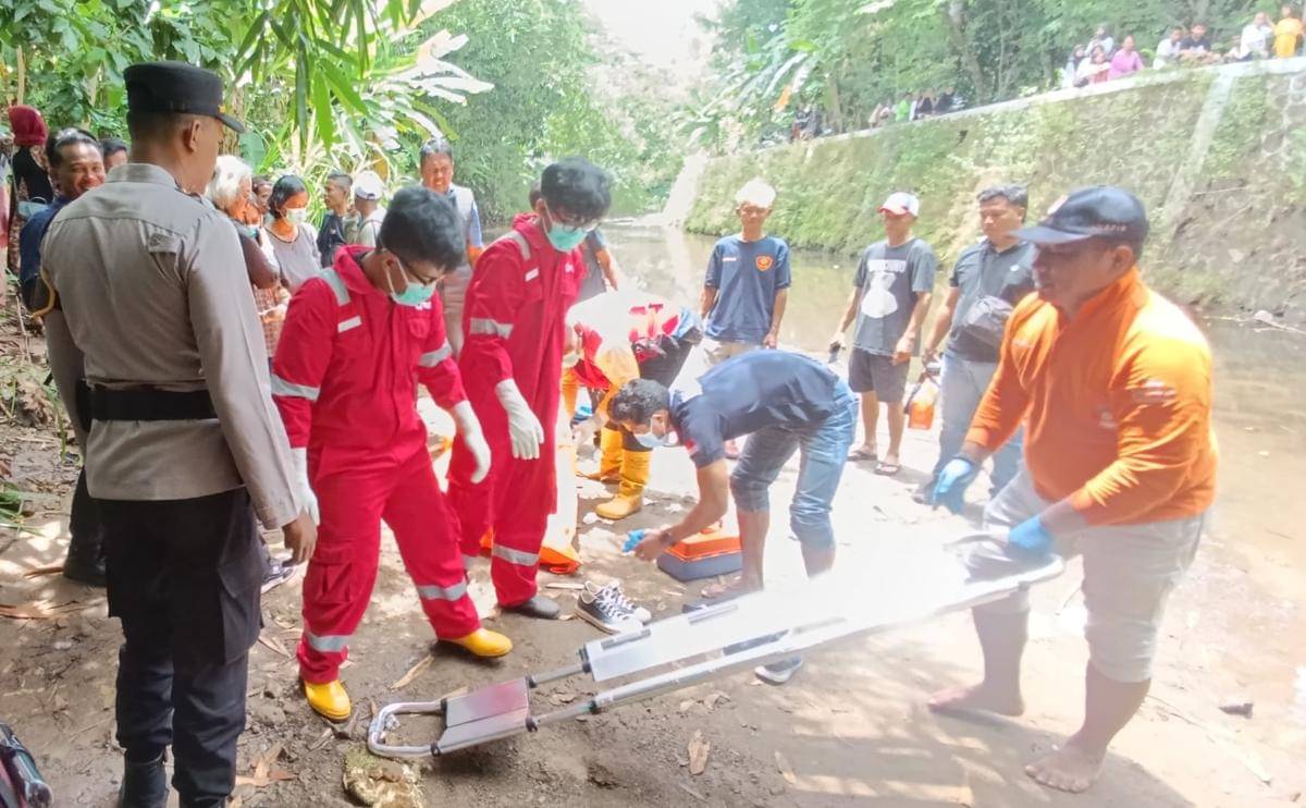 Evakuasi jenazah di Sungai Celeng, Imogiri, Bantul. (Dok. Polres Bantul)