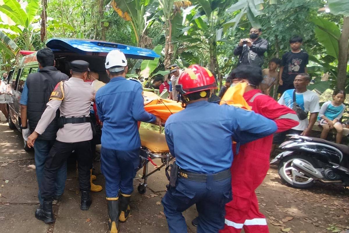 Evakuasi jenazah di Sungai Celeng, Imogiri, Bantul. (Dok. Polres Bantul)