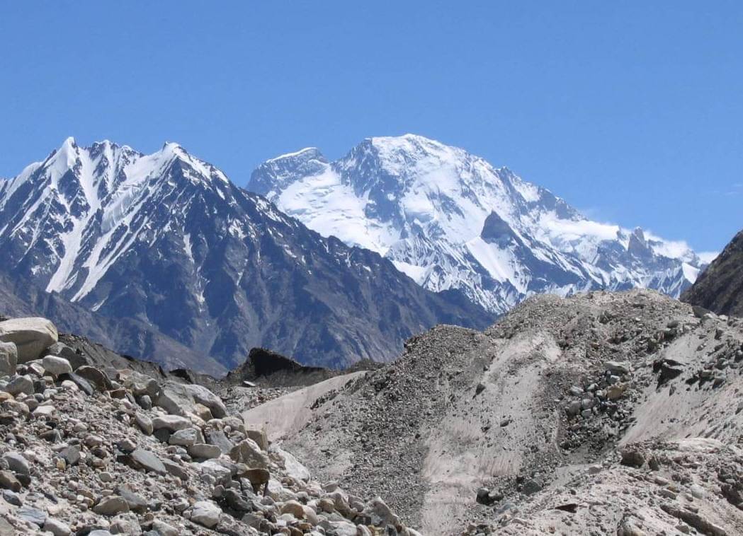 puncak Broad Peak Central (kiri depan) dengan latar belakang puncak tertinggi Gunung Broad Peak 