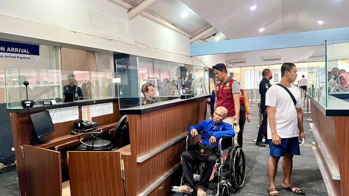 Salah satu PMI yang dalam kondisi sakit menggunakan kursi roda dan memerlukan perhatian khusus