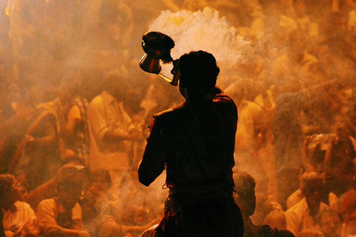 ilustrasi pria memegang wadah dengan asap (pexels.com/Prabhala Raghuvir)