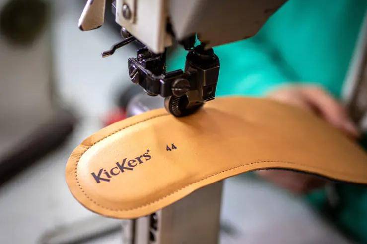 ilustrasi proses penjahitan sandal Kickers asli 