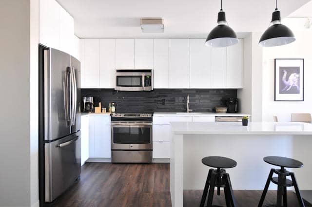 Dapur dengan kulkas
