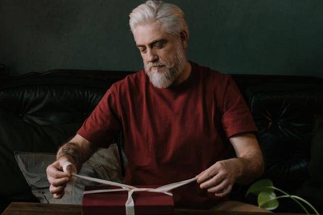 ilustrasi kado untuk Hari Ayah 