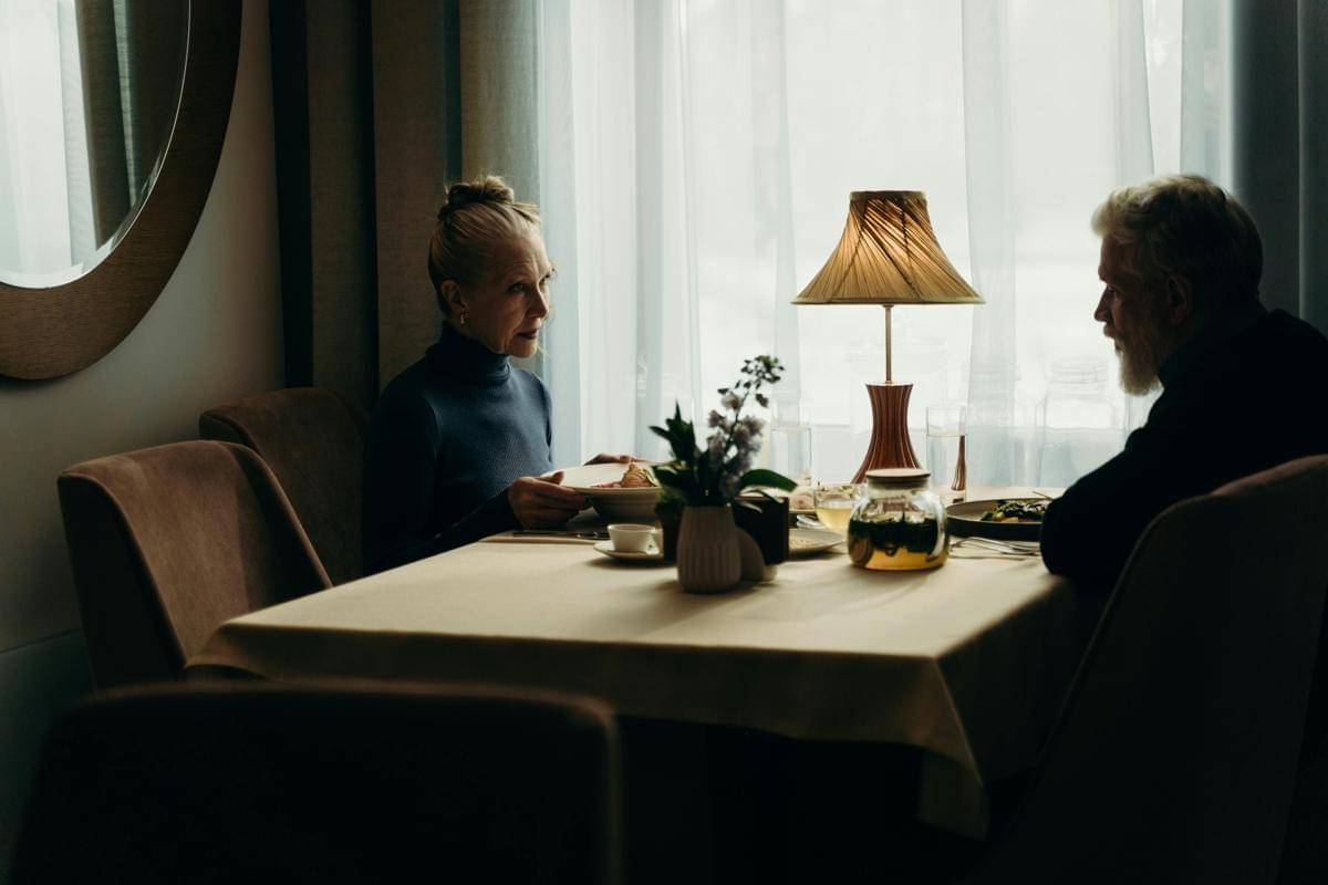 ilustrasi pria di restoran 