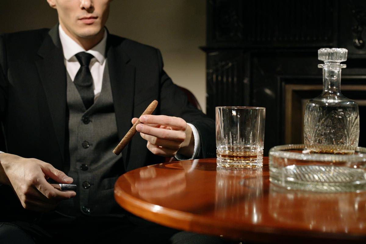 ilustrasi pria di restoran