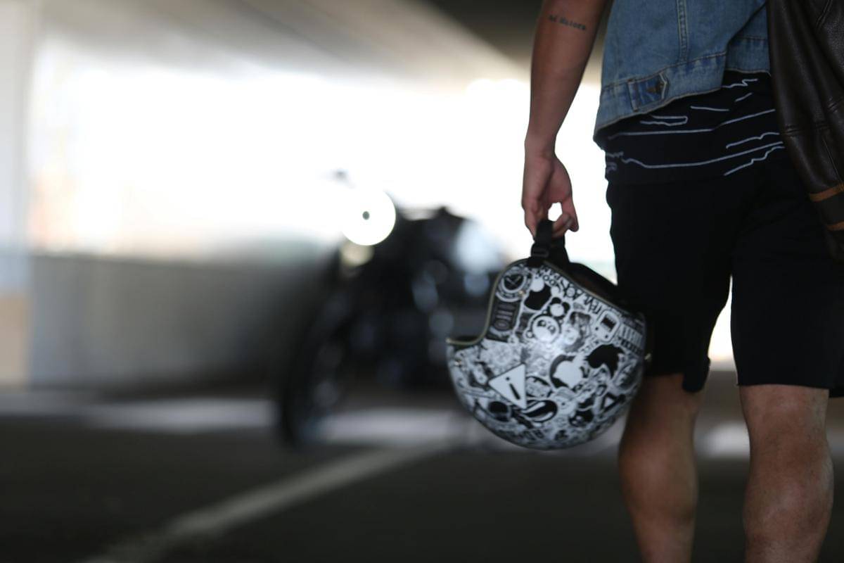 ilustrasi pria bawa helm 