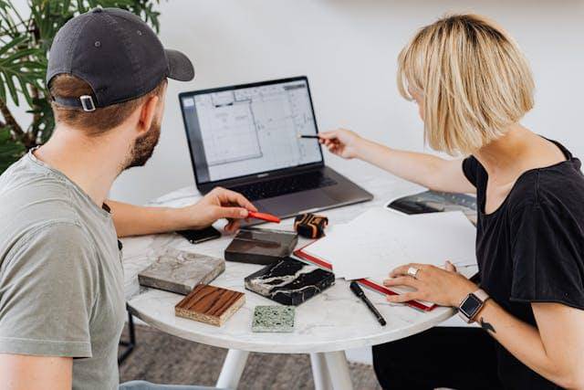 ilustrasi berdiskusi dengan klien