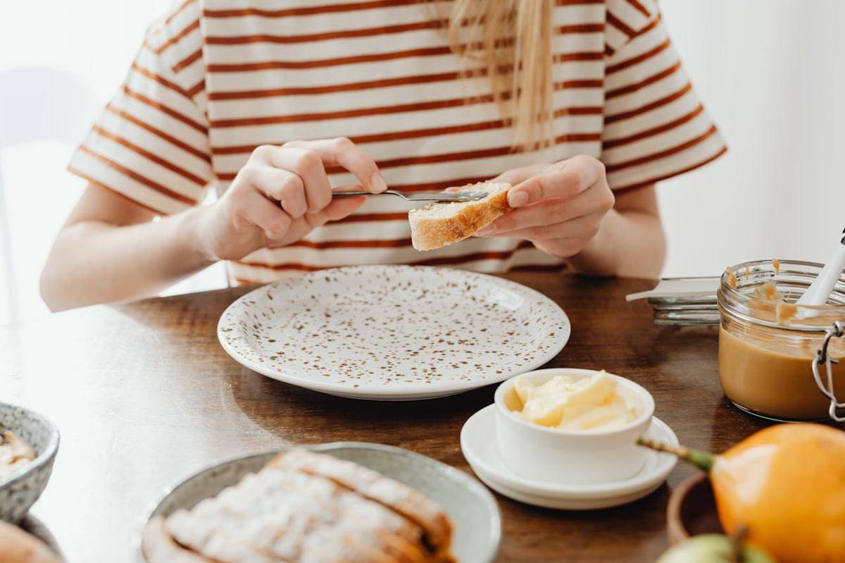 ilustrasi mengoles roti 