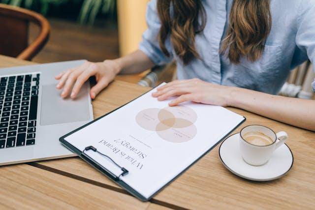 ilustrasi mengoptimalkan kinerja brand 