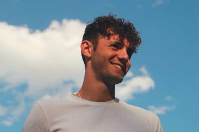 ilustrasi pria mengikuti No Nut November