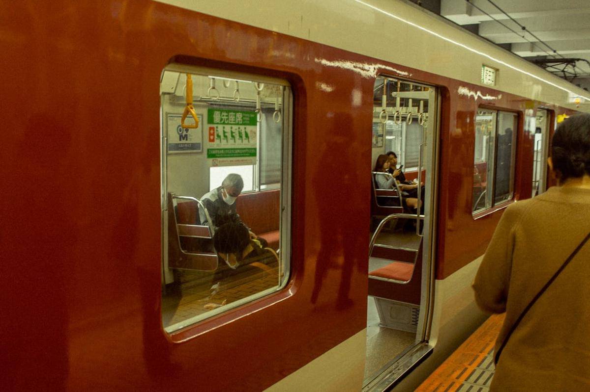 Ilustrasi perjalanan menggunakan kereta di Jepang