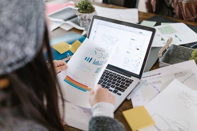 ilustrasi menganalisis konsistensi brand 