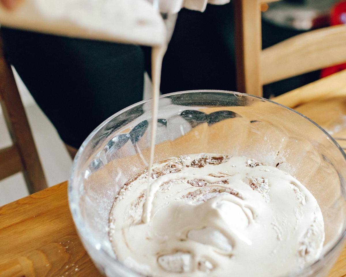 ilustrasi memberi cairan pada adonan cookies