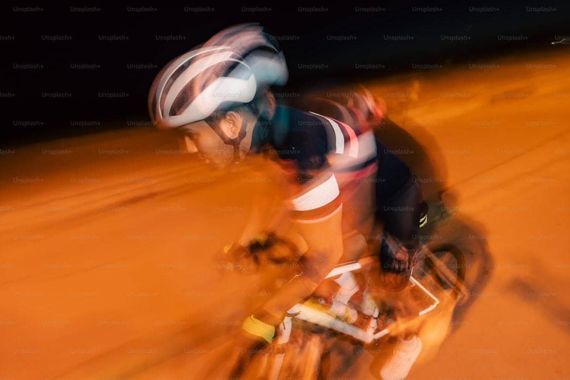 pesepeda melaju cepat, ilustrasi tekanan performa dan hustle culture. 