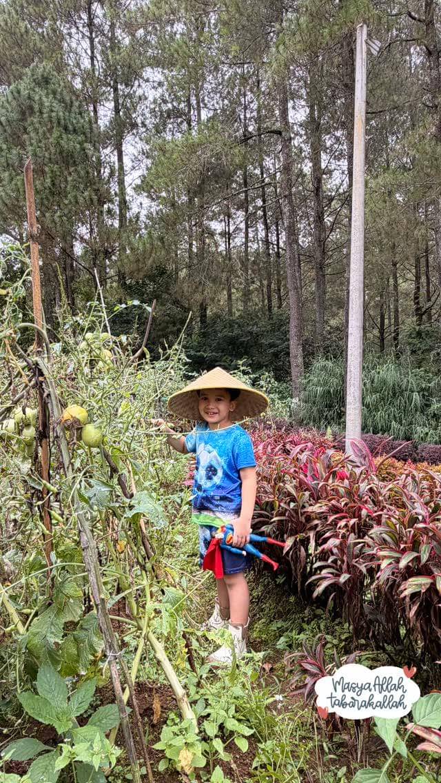 Ukkasya dan Rayyanza main di kebun sayur