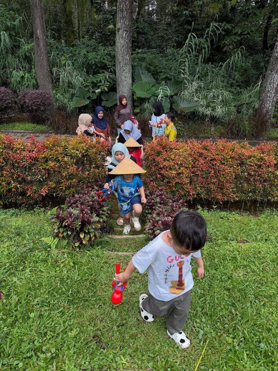 Ukkasya dan Rayyanza main di kebun sayur