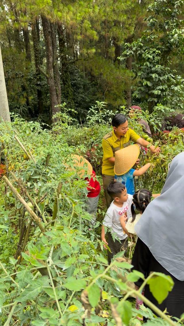 Ukkasya dan Rayyanza main di kebun sayur
