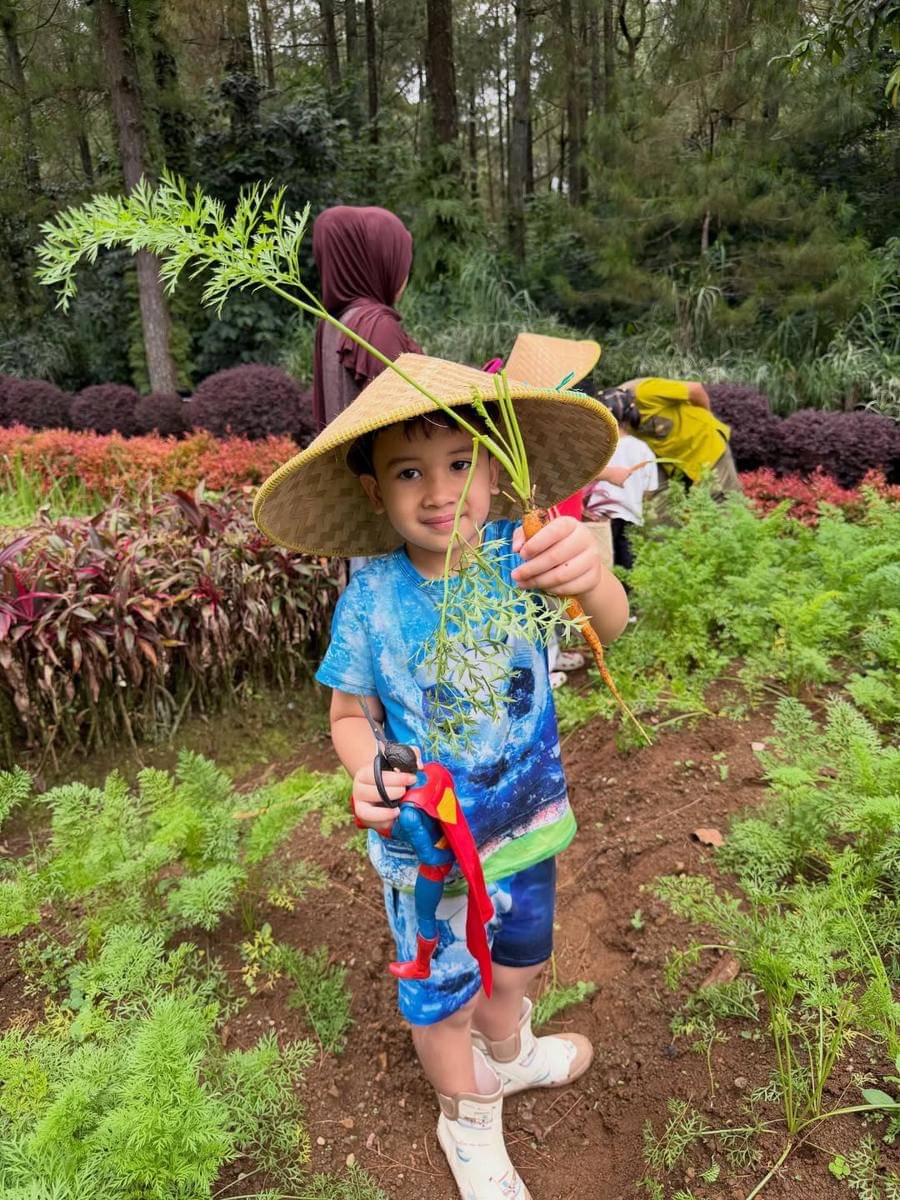 Ukkasya dan Rayyanza main di kebun sayur