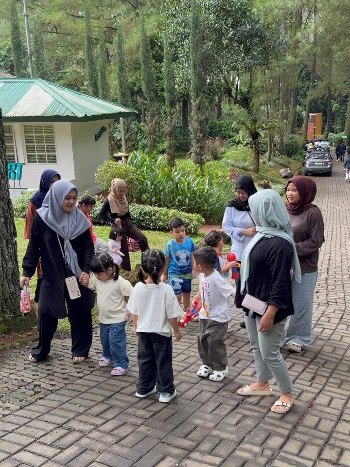 Ukkasya dan Rayyanza main di kebun sayur