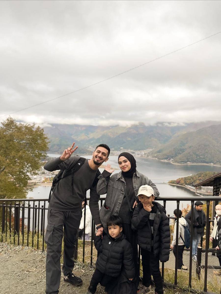 keluarga Vebby Palwinta liburan ke Jepang