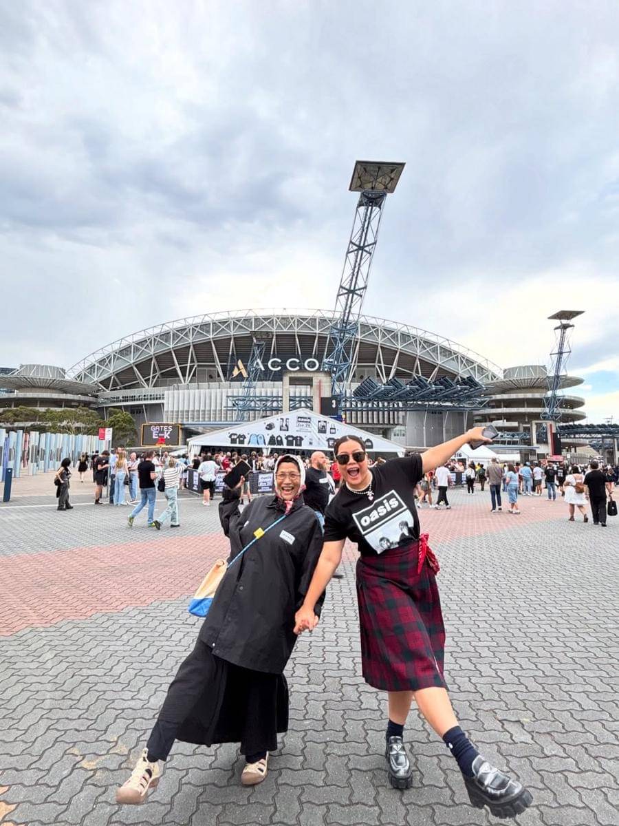 Okky Lukman dan ibu nonton konser Oasis