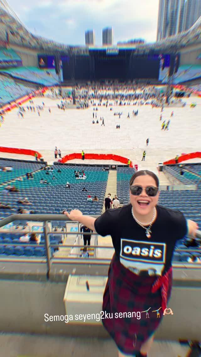 Okky Lukman nonton konser Oasis